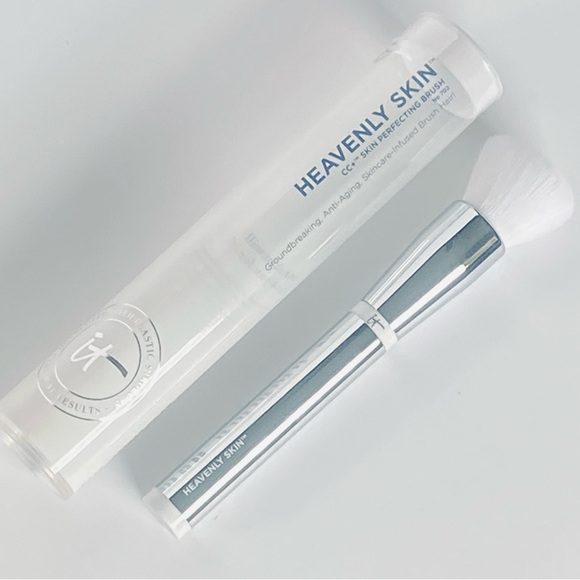 it Cosmetics Heavenly Skin Make-Up Brush - Picture 1 of 5